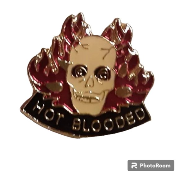 1" Red Flame White Skull Hot Blooded Enameled Pin - Picture 1 of 5